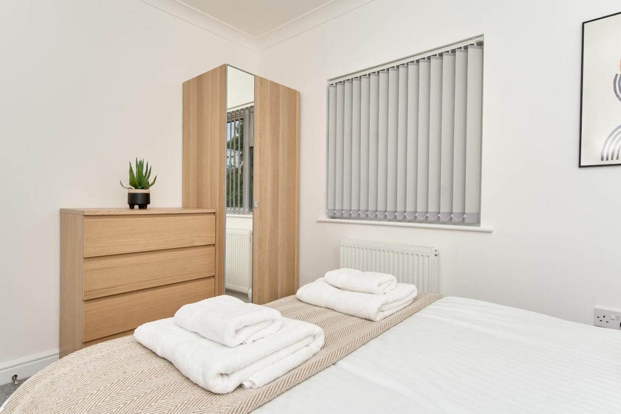 Beautiful 3 Bed Apartment In Bonchurch - Nr Ventnor - Large Outside Terrace & Parking - Dog Friendly - The Perfect Choice For Couples, Friends, Families - 5 Mins To Beach Eksteriør bilde