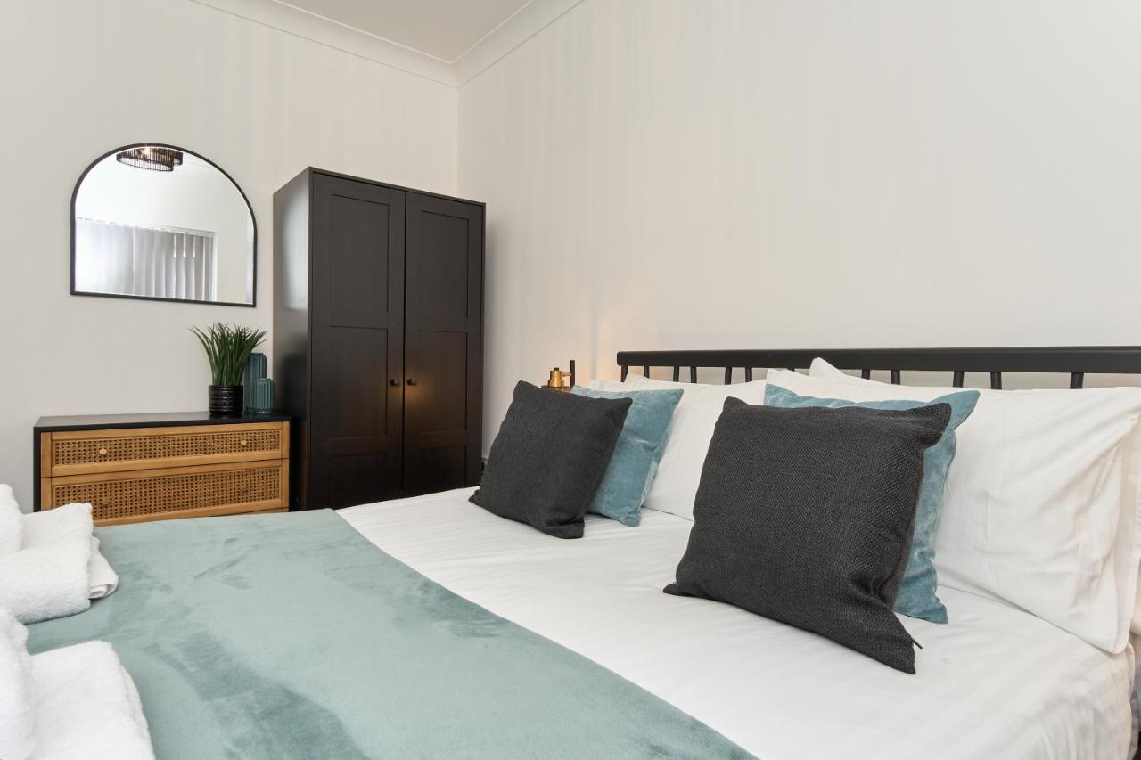 Beautiful 3 Bed Apartment In Bonchurch - Nr Ventnor - Large Outside Terrace & Parking - Dog Friendly - The Perfect Choice For Couples, Friends, Families - 5 Mins To Beach Eksteriør bilde