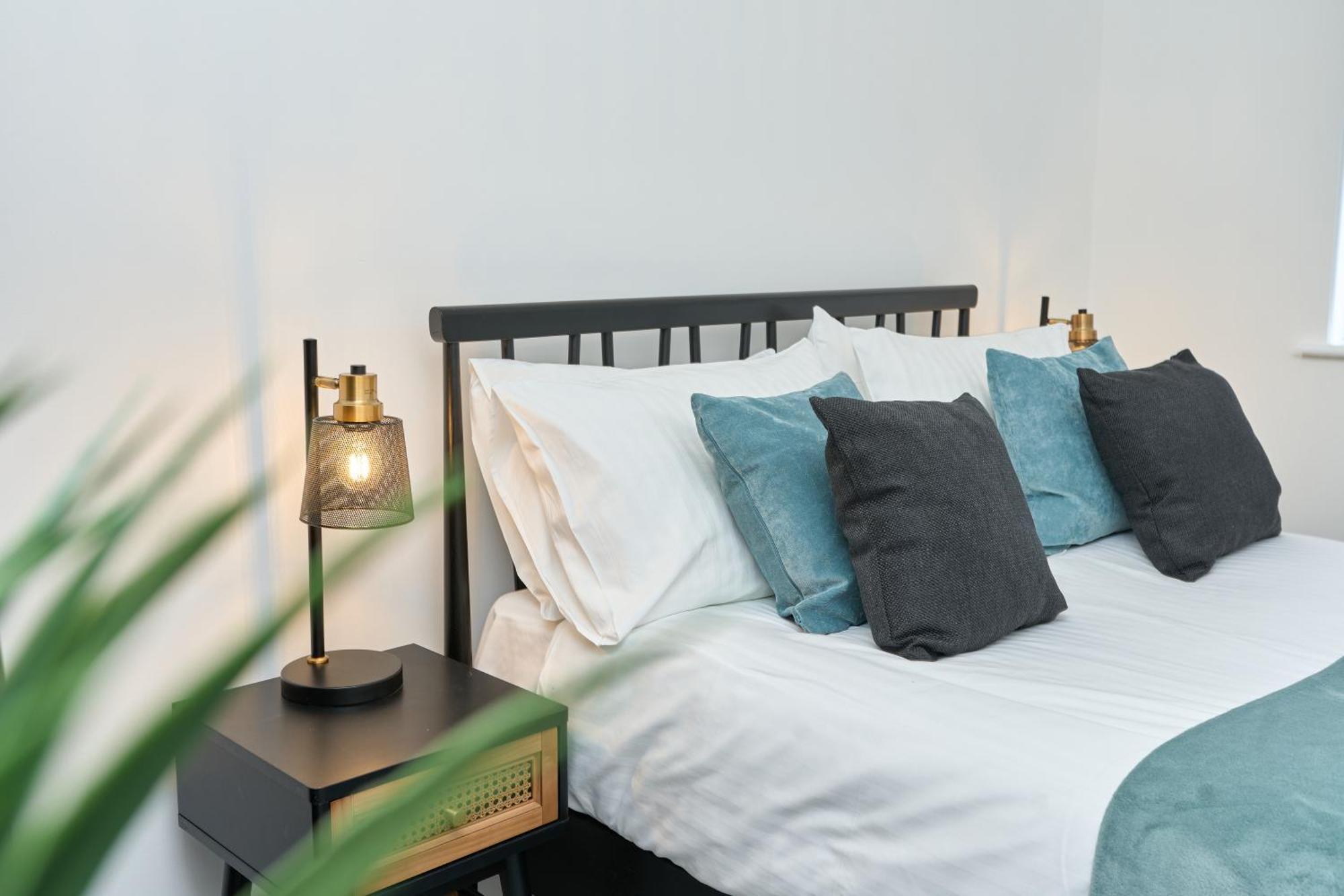 Beautiful 3 Bed Apartment In Bonchurch - Nr Ventnor - Large Outside Terrace & Parking - Dog Friendly - The Perfect Choice For Couples, Friends, Families - 5 Mins To Beach Eksteriør bilde